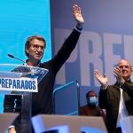 Alberto Núñez Feijóo con José Antonio Monago en un acto en Mérida