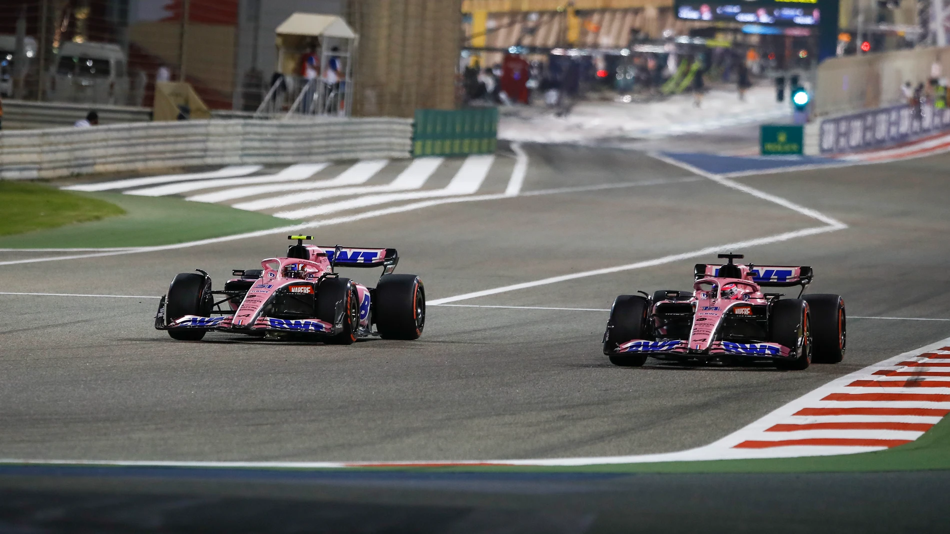 Alonso y Ocon rodando en el GP de Baréin