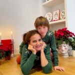 Samantha Vallejo-Nágera y su hijo Roscón