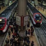 Acumulación de viajeros en un andén de la estación de Atocha