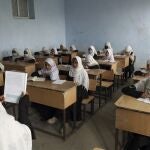 Estudiantes afganas asisten a clases en una escuela primaria en Kabul, Afganistán, en marzo de 2021