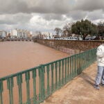 El río Anna a su paso por Burriana donde ha provocado el corte de la carretera y el aislamiento de la zona norte del Grao de Burriana.