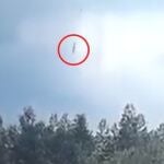 Las imágenes del avión chino cayendo en picado fueron registradas por cámaras de seguridad de la empresa minera china Wuzhou Beichen Mining Co.