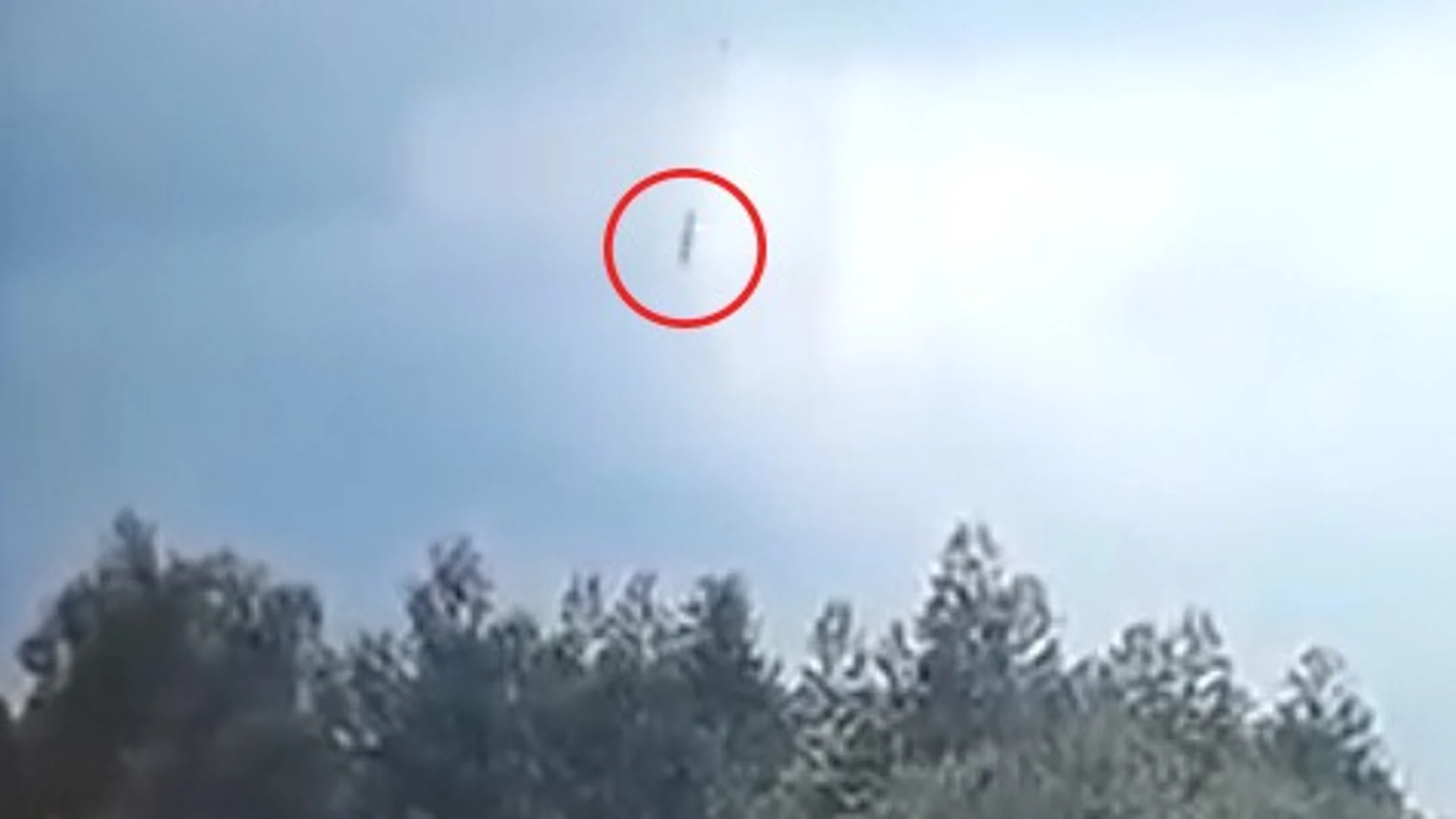 Las imágenes del avión chino cayendo en picado fueron registradas por cámaras de seguridad de la empresa minera china Wuzhou Beichen Mining Co.