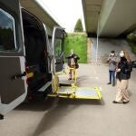 La delegada territorial de la Junta en León, Ester Muñoz, presenta el servicio de Transporte a la Demanda en Ponferrada