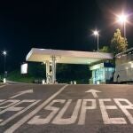 Un autobús respostando en una gasolinera