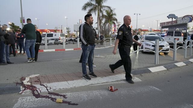 Varios policías en la escena del ataque terrorista en Beersheba, en el sur de Israel