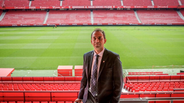 El empresario indio Gaurav Manchanda, fundador y presidente del equipo FC Bengaluru United, posa en el interior del estadio Ramón Sánchez Pizjuán. EFE/Julio Muñoz