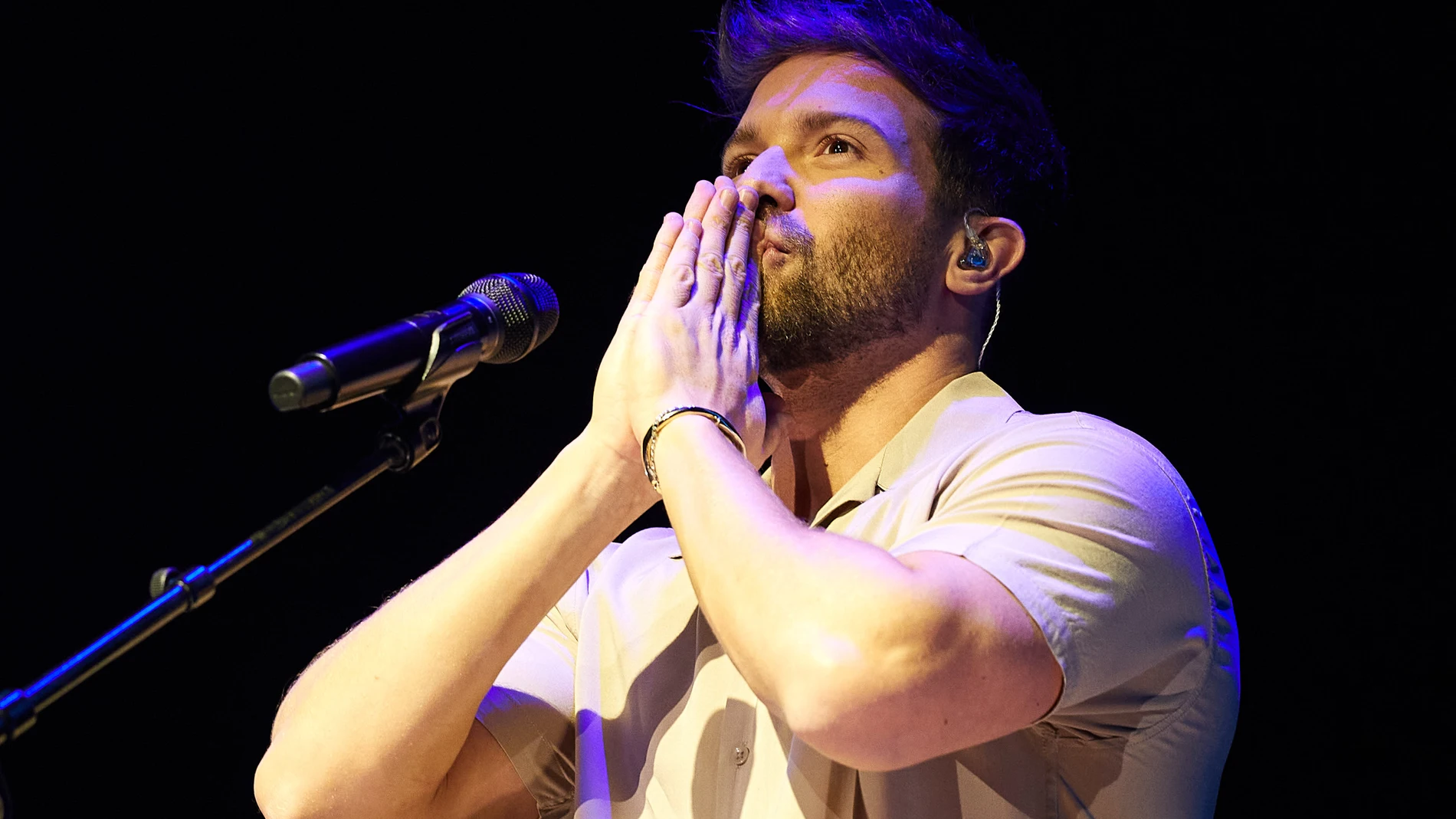 El cantante Pablo Alborán durante el concierto ofrecido ayer en el Auditorio Nacional de Madrid