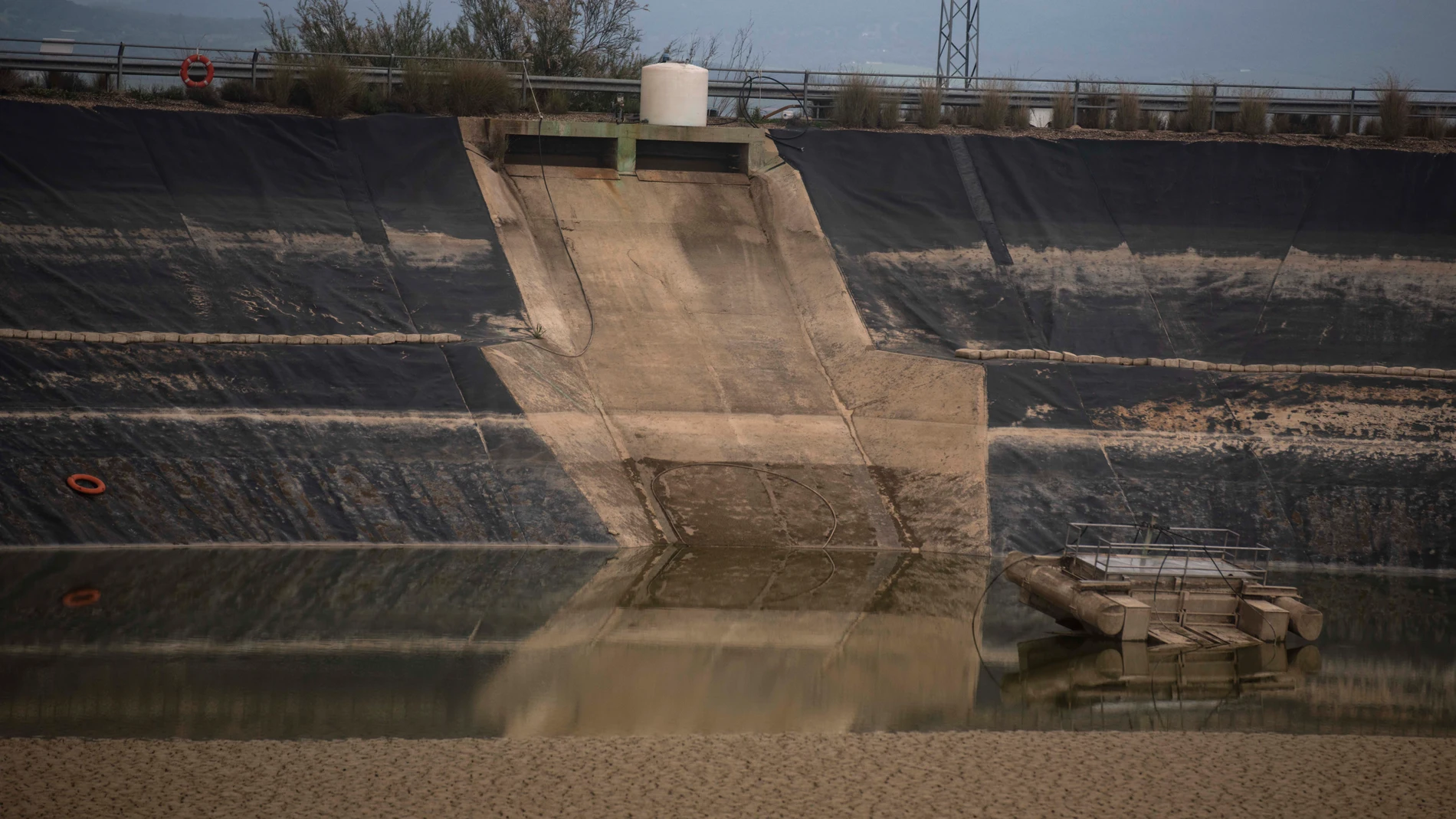 La balsas de riego, como la que se construye a casi siete kilómetros de Palma del Río (Córdoba) con 4,6 millones de euros de Fondos Europeos, abre el debate entre el asegurar el riego durante el período en que no hay agua disponible desde la CHG y la negación de su sostenibilidad. EFE / Rafa Alcaide