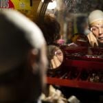 Una actriz se maquilla en el camerino durante los descansos de la obra teatral «La Cubana», en el Teatro Calderón de Madrid