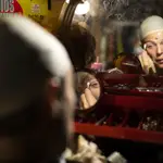 Una actriz se maquilla en el camerino durante los descansos de la obra teatral «La Cubana», en el Teatro Calderón de Madrid