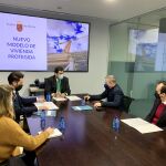 El consejero de Fomento e Infraestructuras, José Ramón Díez de Revenga, acompañado por el director de Vivienda, José Francisco Lajara, en la reunión con el presidente de Apirm, José Ramón Blázquez, y miembros de su junta directiva.