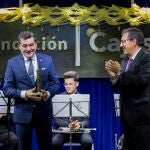 El periodista onubense Eduardo J. Sugrañes en la recogida del premio