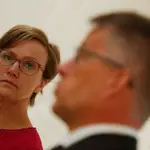 La embajadora de Finlandia en España, Sari Rautio, y su homólogo de Suecia, Teppo Tauriainen, este miércoles durante un desayuno informativo en la Residencia de la Embajada de Suecia en Madrid