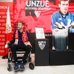 El exguardameta Juan Carlos Unzué tras recibir de manos del presidente del Sevilla FC, José Castro, el XII Dorsal de Leyenda del club con su nombre grabado. .EFE/Jose Manuel Vidal