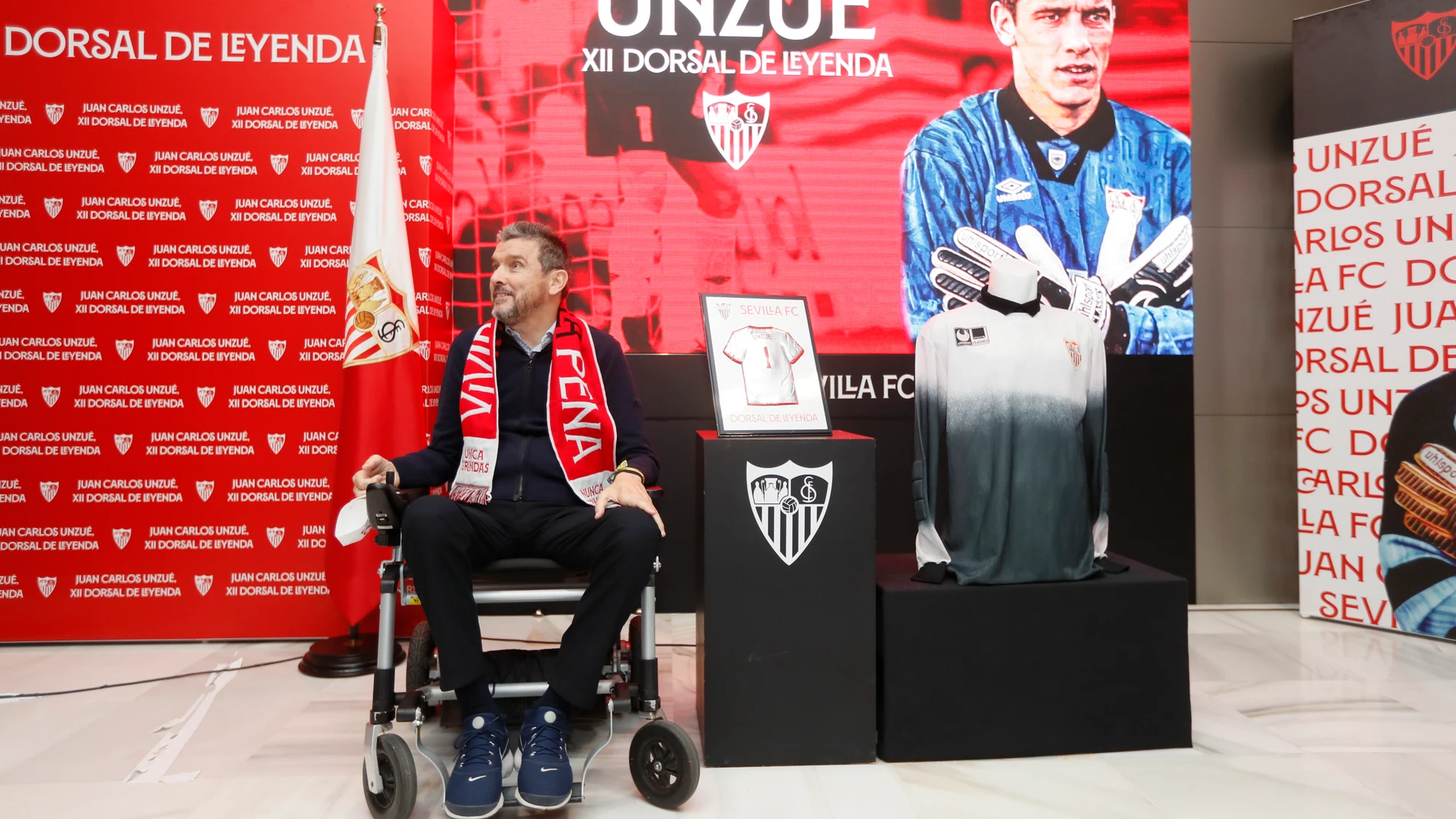 El exguardameta Juan Carlos Unzué tras recibir de manos del presidente del Sevilla FC, José Castro, el XII Dorsal de Leyenda del club con su nombre grabado. .EFE/Jose Manuel Vidal