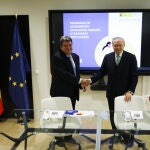 El Ministro de Inclusión, José Luis Escrivá y el presidente de La Caixa, Isidro Fainé formalizan un proyecto para organizar y coordinar la red de familias acogedoras de refugiados de Ucrania