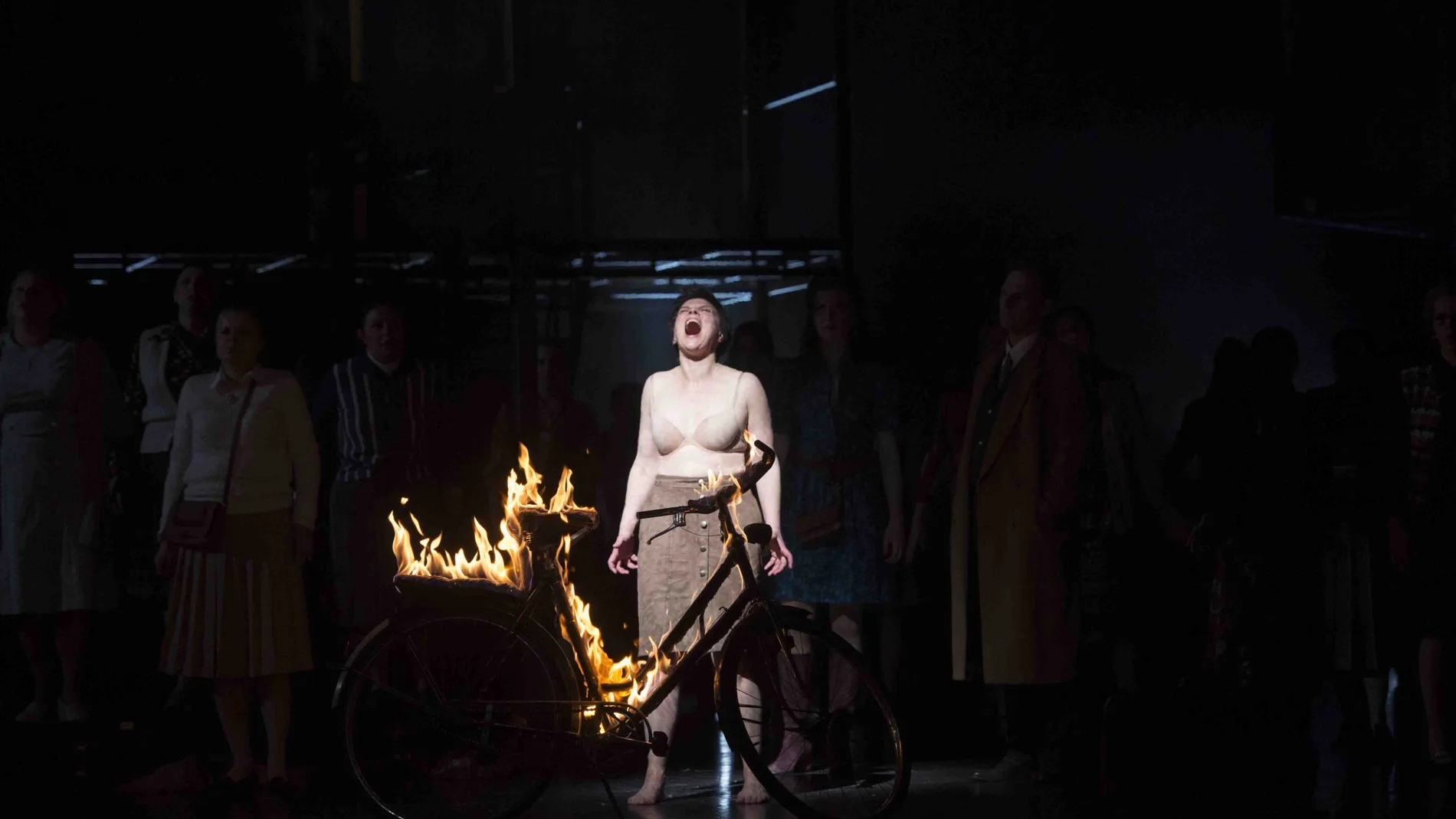 La soprano lituana Ausrine Stundyte (en el centro) interpreta a Renata en el Teatro Real