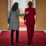 Isabel Díaz Ayuso, durante una reunión el pasado marzo con la portavoz del Grupo Parlamentario de Vox, Rocío Monasterio