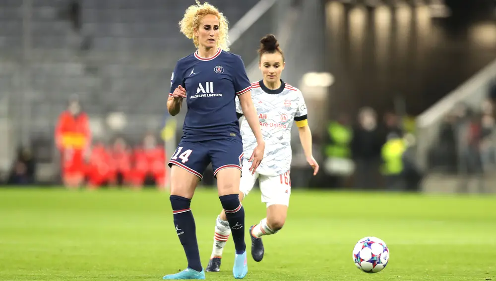 Kheira Hamraoui, en un partido con el PSG en Liga de Campeones contra el Bayern.