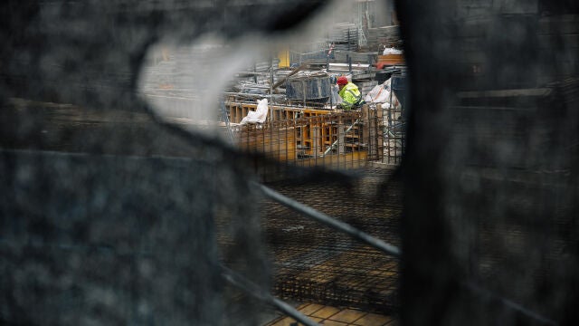 Un obrero trabaja en el forjado de una obra, a 23 de marzo de 2022, en Madrid