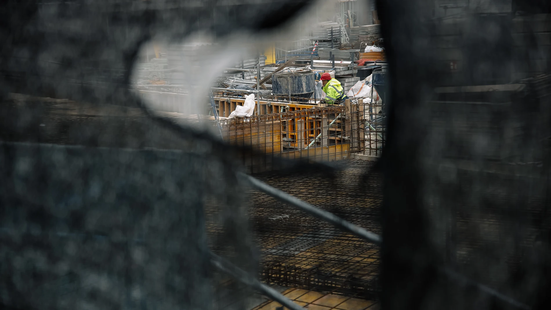 Un obrero trabaja en el forjado de una obra, a 23 de marzo de 2022, en Madrid