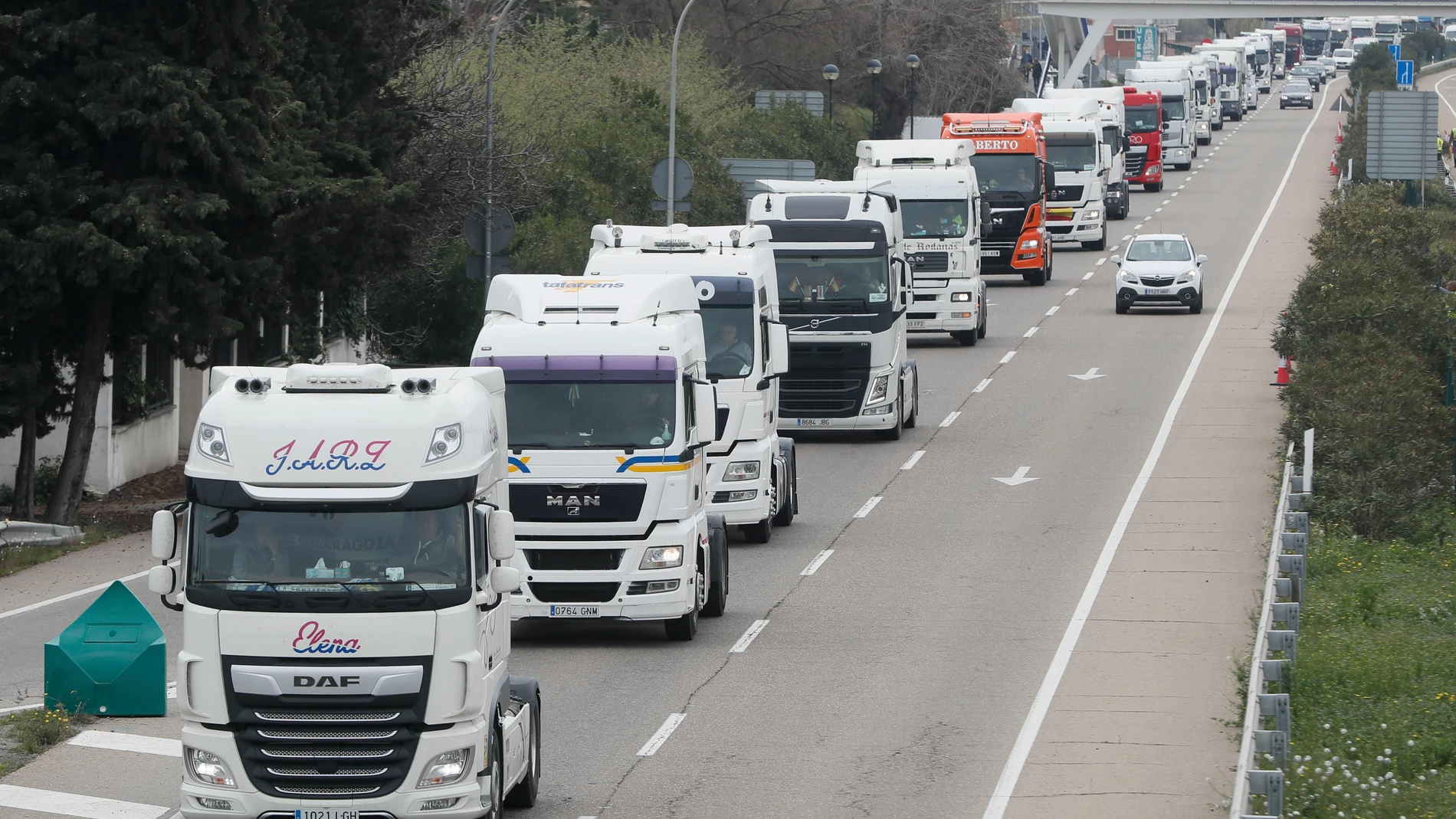 Camioneros durante una marcha lenta estos días