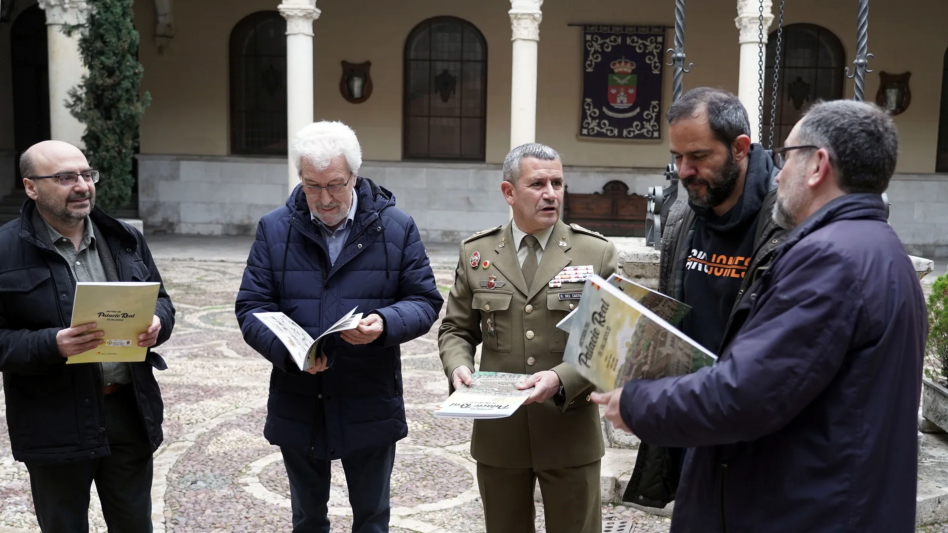 Los ilustradores José Maria Nieto, Rafael Vega, Alberto Sobrino y Miguel Ángel Soria presentan el cómic 'Historia del Palacio Real de Valladolid' junto al general César García del Castillo