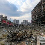 Vista general de los daños sufridos por el centro comercial que resultó dañado por el bombardeo del 21 de marzo por un ataque ruso en Kiev