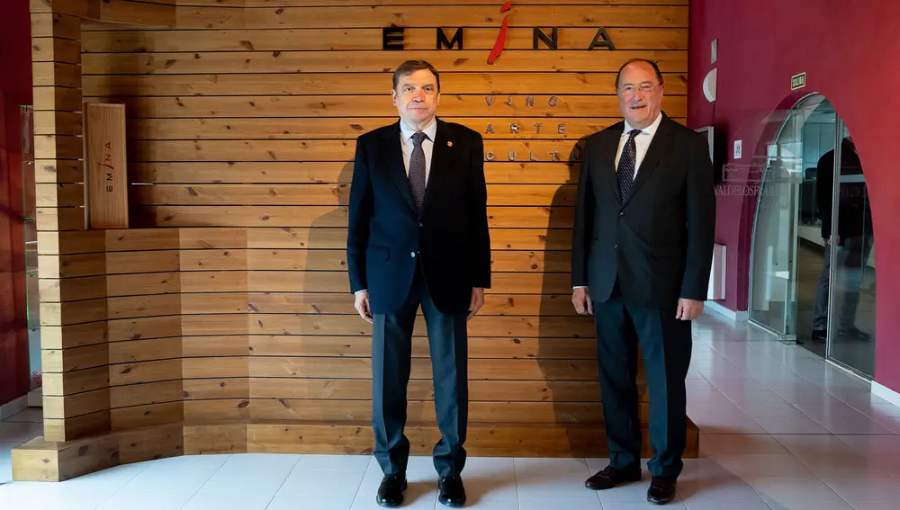 El ministro Luis Planas junto a Carlos Moro durante la visita