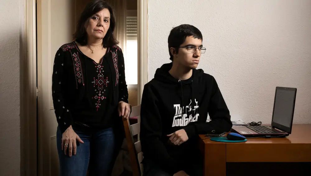 Carmen, presidenta de la Asociación de Víctimas por el Síndrome Ácido Valproico, con su hijo Víctor