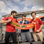 Alberto, Manel y Román, tres miembros de Barcelona con la selección, posan con una bufanda de España