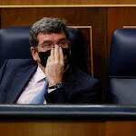 El ministro de Inclusión, Seguridad Social y Migraciones, José Luis Escrivá durante el pleno del Congreso de los Diputados