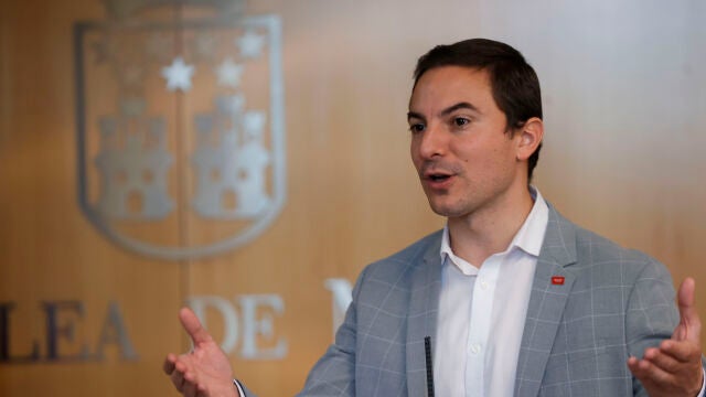 El portavoz socialista Juan Lobato