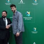 El jugador de fútbol del Barcelona CF, presidente y fundador de Kosmos, Gerard Piqué (i) junto al secretario general para el Deporte de la Junta de Andalucía, José María Arrabal (d), con motivo del acuerdo para que Málaga sea sede finales de la Copa Davis