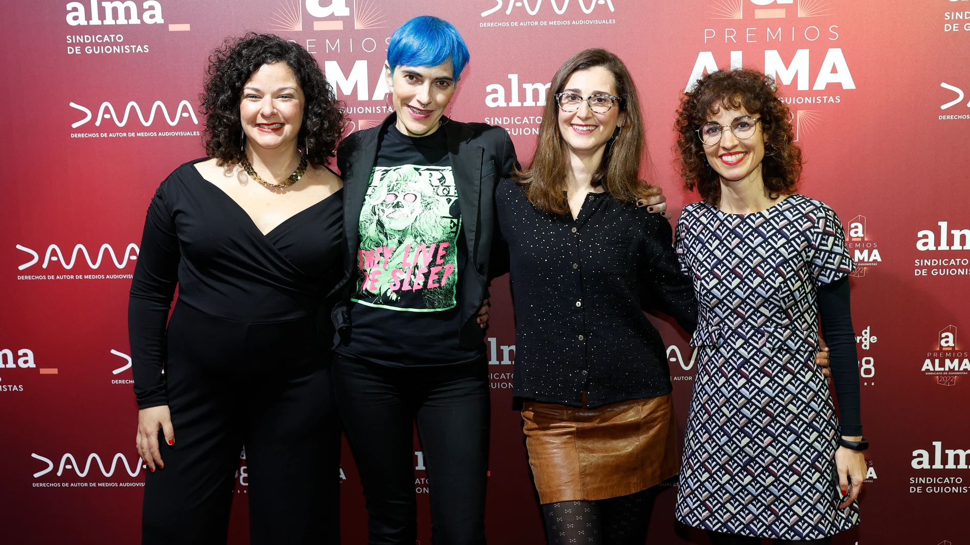 MADRID, 24/03/2022.- El equipo del programa "Saber y Ganar" a su llegada a los premios que el Sindicato de Guionistas ALMA entrega cada año para galardonar a los creadores de la industria audiovisual, hoy jueves en el Palacio de la Prensa, en Madrid. EFE/ Mariscal