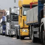 Una manifestación de camioneros en forma de "marcha lenta" provoca retenciones y tráfico denso en la ronda sur de València.