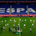 Los jugadores de la selección española participan en el entrenamiento en el estadio de Cornellá