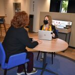 Eva Guerrero, consejera senior, atiende a una cliente en la Store Menéndez y Pelayo de Sevilla