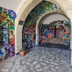 Imagen de la ermita de estilo gótico decorada, sin autorización, por el pintor Jesús Cees
