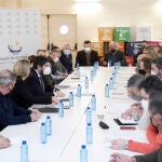 El presidente López Miras se reunió hoy con representantes del sector ganadero de la Región de Murcia en la Autoridad Portuaria de Cartagena para analizar la problemática actual del sector.