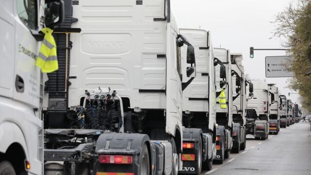 Una manifestación de camioneros en forma de "marcha lenta" celebrada en el mes de marzo