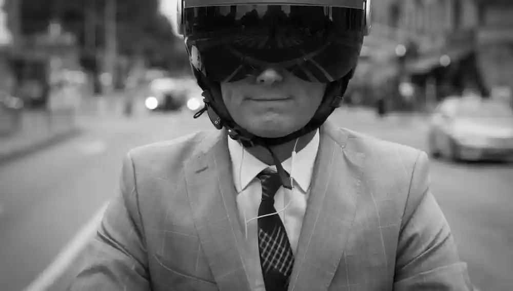 Un motorista con auriculares. Esta practica es muy peligrosa y puede ser sancionada con una multa de 200 euros y la retirada de 3 puntos del carnet de conducir