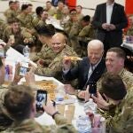 El presidente Joe Biden comparte una pizza con soldados estadounidenses en Rzeszow (Polonia)