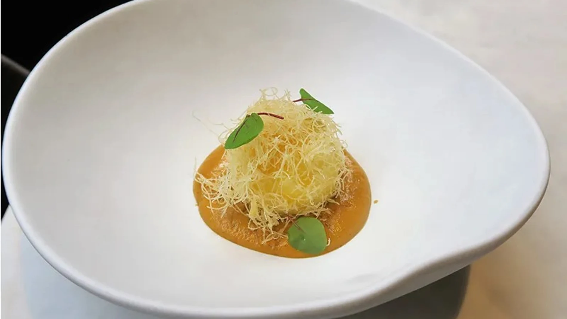 El innovador y celebrado Mr. Huevo de Pablo Fernández, chef de NoDrama. Un huevo crocante con salsa huancaína y queso Emmentaler AOP