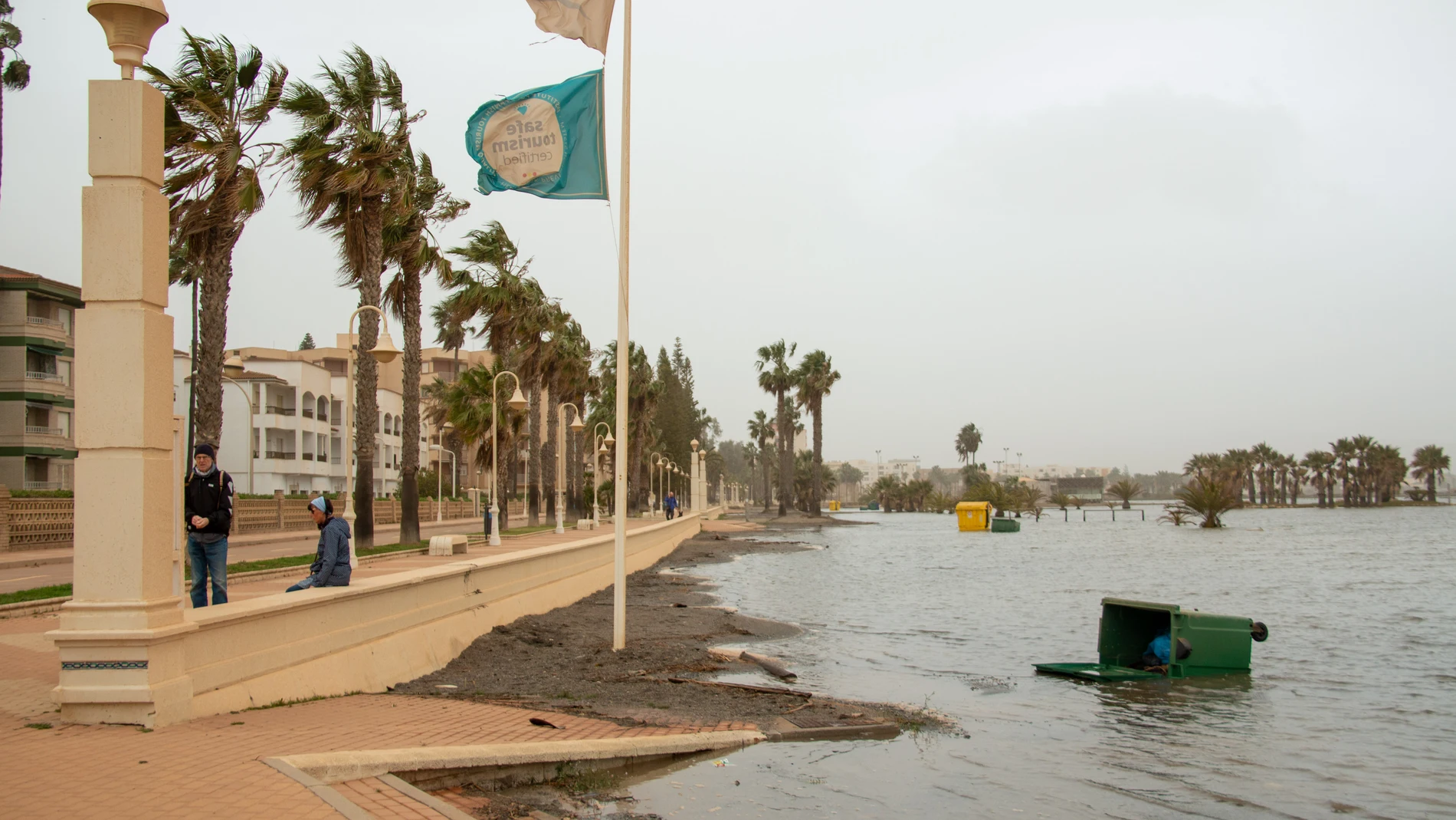 El temporal de levante que azota al litoral de Granada ha causado importantes desperfectos en distintas playas de la Costa Tropical. EFE/Alba Feixas