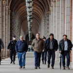 El presidente de la Plataforma Nacional en Defensa del Transporte en el Ministerio de Transportes, Manuel Hernández (c), llega a la reunión con la ministra de Transportes, Movilidad y Agenda Urbana.