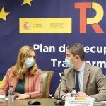 El consejero Ángel Ibáñez y la delegada Virginia Barcones conversan durante la reunión
