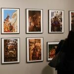 Dos mujeres visitan la exposición fotográfica cofrade